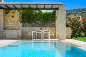 Bazén v ubytování Lithari Luxury Villas nebo v jeho okolí