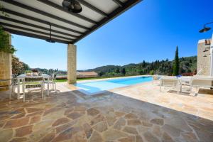 Bazén v ubytování Lithari Luxury Villas nebo v jeho okolí