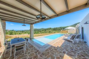Bazén v ubytování Lithari Luxury Villas nebo v jeho okolí