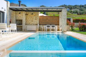Bazén v ubytování Lithari Luxury Villas nebo v jeho okolí