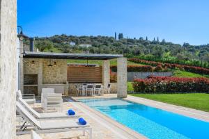 Bazén v ubytování Lithari Luxury Villas nebo v jeho okolí