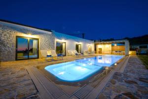 Bazén v ubytování Lithari Luxury Villas nebo v jeho okolí