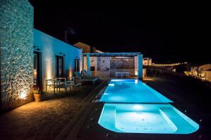 Bazén v ubytování Lithari Luxury Villas nebo v jeho okolí