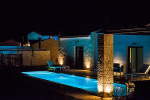 Bazén v ubytování Lithari Luxury Villas nebo v jeho okolí