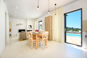Bazén v ubytování Lithari Luxury Villas nebo v jeho okolí