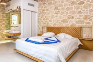 Postel nebo postele na pokoji v ubytování Lithari Luxury Villas