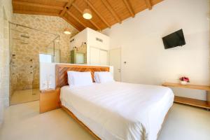 Postel nebo postele na pokoji v ubytování Lithari Luxury Villas