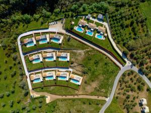 Bazén v ubytování Lithari Luxury Villas nebo v jeho okolí