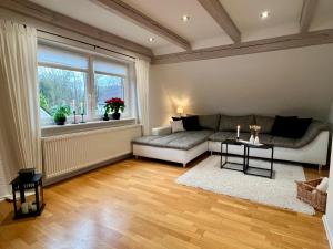 a living room with a couch and a window at Ferienwohnung im Schildetal in Badow
