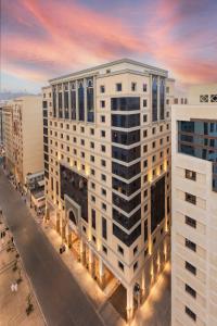 una vista aérea de un gran edificio blanco en فندق جايدن-Jayden Hotel en Medina