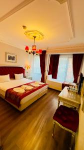 Hotel Gritti Pera & Spa في إسطنبول: غرفة فندقية بسرير كبير وطاولة