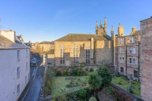 an aerial view of a building with a courtyard at Pass the Keys Cosy Studio Apartment in Edinburgh
