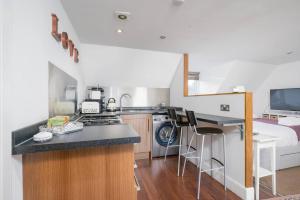 Cuina o zona de cuina de Pass the Keys Cosy Studio Apartment