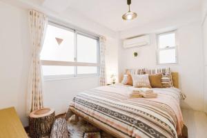 מיטה או מיטות בחדר ב-Elegant modern apartment 1 min to station lilix