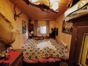 ein Schlafzimmer mit einem Bett in einem Holzzimmer in der Unterkunft Chalet Hüttentraum by Globalimmoservice in Bad Kleinkirchheim