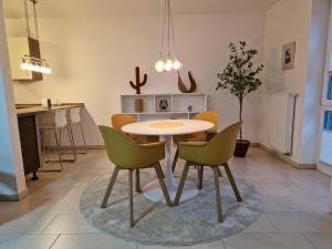 a kitchen and dining room with a table and chairs at Cozy Apartment: Design Superior Suite Zentral - Küche - Balkon in Cloppenburg