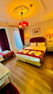 Un dormitorio con una cama grande y una lámpara de araña. en Hotel Gritti Pera & Spa, en Estambul