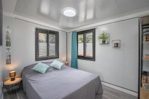 - une chambre avec un lit et 2 oreillers dans l'établissement Éco-Chic Bungalow by Bungazur, à Saint-Joseph