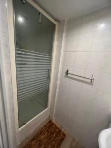 una doccia con porta in vetro in bagno di Charmant T2 plein centre ville et proche gare a Bourges