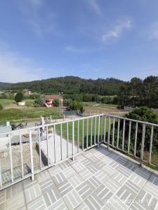 een balkon met een hek en uitzicht op een veld bij Casa Mareque in Pontevedra