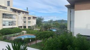 Výhľad na bazén v ubytovaní Apartamento pé na areia em frente a Ilha do Campeche alebo v jeho blízkosti
