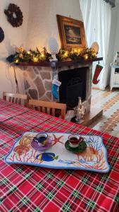 una mesa con un plato en una mesa con chimenea en Casa Barbara, en Amalfi