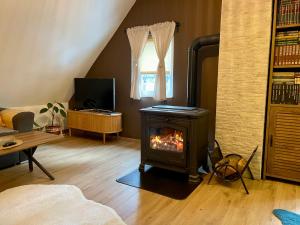 una sala de estar con estufa de leña. en Guest House Durmitor Paradise en Žabljak