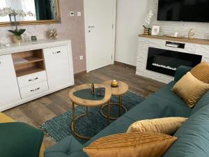 A seating area at VESTA Apartman