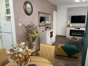 A kitchen or kitchenette at VESTA Apartman