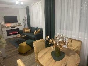 A seating area at VESTA Apartman