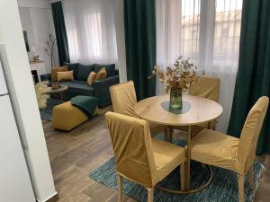 A seating area at VESTA Apartman