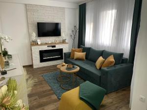 A television and/or entertainment centre at VESTA Apartman