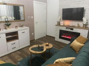 A television and/or entertainment centre at VESTA Apartman