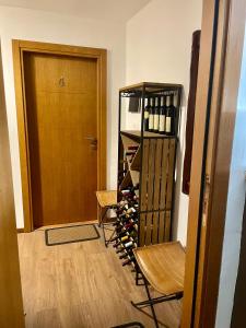 una habitación con un estante de vinos con botellas de vino en Guest House Durmitor Paradise, en Žabljak
