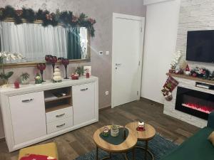 A television and/or entertainment centre at VESTA Apartman