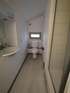 ein kleines Bad mit WC und Waschbecken in der Unterkunft Chambre 3 lits simples cuisine commune in Saint-Pierre-du-Mont