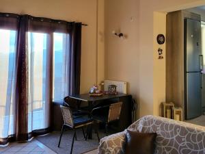 Τα πέτρινα στο Σκεπαστό في كالافريتا: غرفة معيشة مع طاولة وأريكة