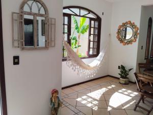 フロリアノポリスにあるSanta Catarina Hostelのハンモックと窓が備わる客室です。