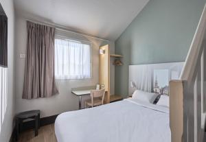 Postel nebo postele na pokoji v ubytování B&B HOTEL Honfleur + 37 fotografií