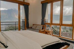 una camera con un letto e una grande finestra di Casa Lago Batur a Kubupenlokan