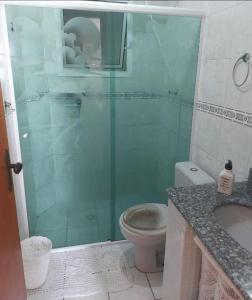 y baño con ducha, aseo y lavamanos. en Tupi - Praia Grande, en Praia Grande