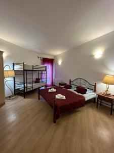 1 dormitorio con 2 literas y mesa en New Gudauri Rooms, en Gudauri