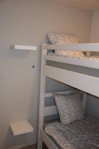 - une chambre avec 2 lits superposés et un lit superposé dans l'établissement Resedentie Prado, à Ostende