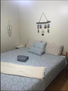 リスボンにあるThe Chill(e)のベッドルーム1室(青い毛布付きのベッド1台付)