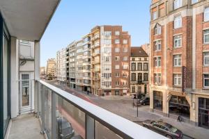 d'un balcon offrant une vue sur une rue de la ville. dans l'établissement Resedentie Prado, à Ostende