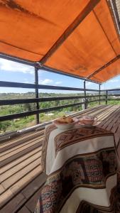 a table with a plate of food on top of a roof at Casa Hebe - En las sierras de Córdoba - cuenta con tres habitaciones y capacidad para 8 personas, tranquila con increibles vistas in Villa Parque Siquiman