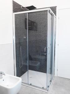 bagno con doccia in vetro e lavandino di La Casa di Cri a Bologna