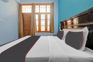 Un pat sau paturi într-o cameră la OYO Flagship 81227 North Star Homestay
