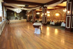 a dance floor with a table in the middle at Hotel Restauracja Pustelnik in Wisła Mała