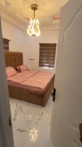 Una cama o camas en una habitación de 3 bed apartments at awoyaya, ibeju lekki. Lagos.